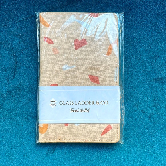 Free with purchase: Glass Laser & Co Travel Wallet - Picture 1 of 3